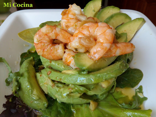 ENSALADA TEMPLADA DE AGUACATE CON LANGOSTINOS AL AJILLO