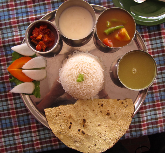 Het eten in Nepal: Dal Bhat, masala op alles en bananenlassi | Samen de ...