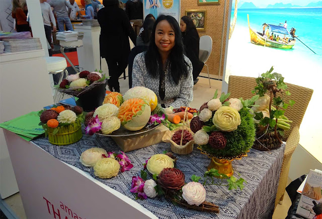 Blumenkunst aus Obst, lachendes Mädchen aus Thailand, f.re.e Reisemesse München