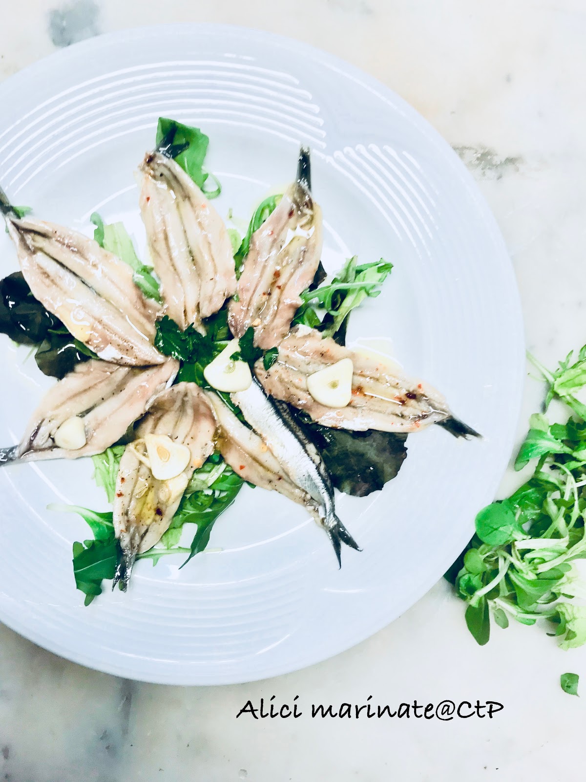 Alici marinate con aglio e peperoncino alessandra ruggeri Alici marinate con aglio e peperoncino alessandra ruggeri