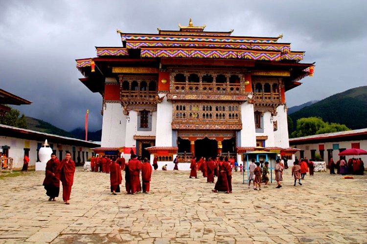 Bhutan halkının gündelik elbiseleri geleneksel kıyafetlerden oluşur, ülkede bu gelenek 400 senedir sürdürülüyor.