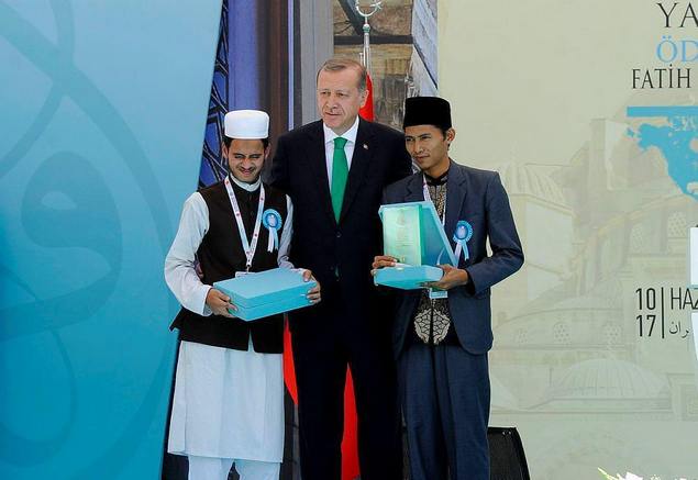 U videoda pul uchun yalang‘och ko‘kraklarini ko‘rsatgan. Jinsiy olatni boshini sorish pornosini onlayn tomosha qiling