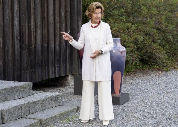 Queen Sonja and Magne Furuholmen have collaborated on an artistic project in support of the Queen Sonja Print Award. Sonja in white blazer