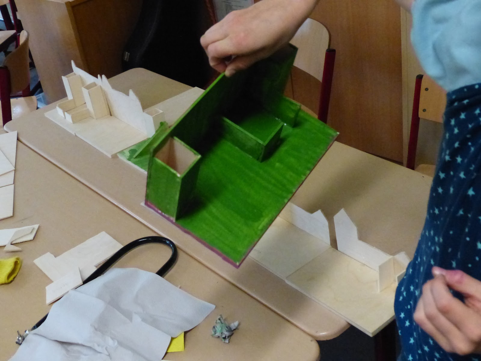 Laubsägen und Holzwerken an Schulen : Zettelbox & Stiftehalter aus Holz