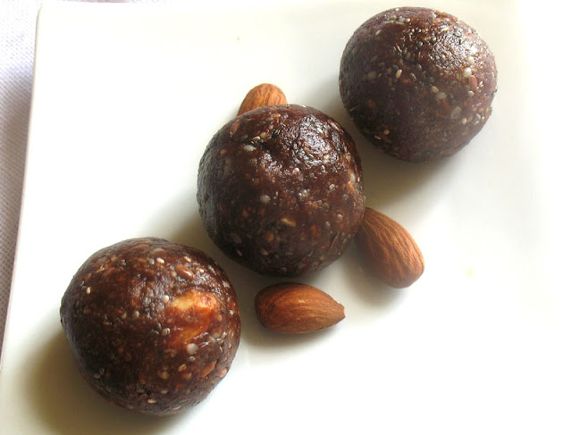 Raw Mint Chocolate Chunk Energy Balls