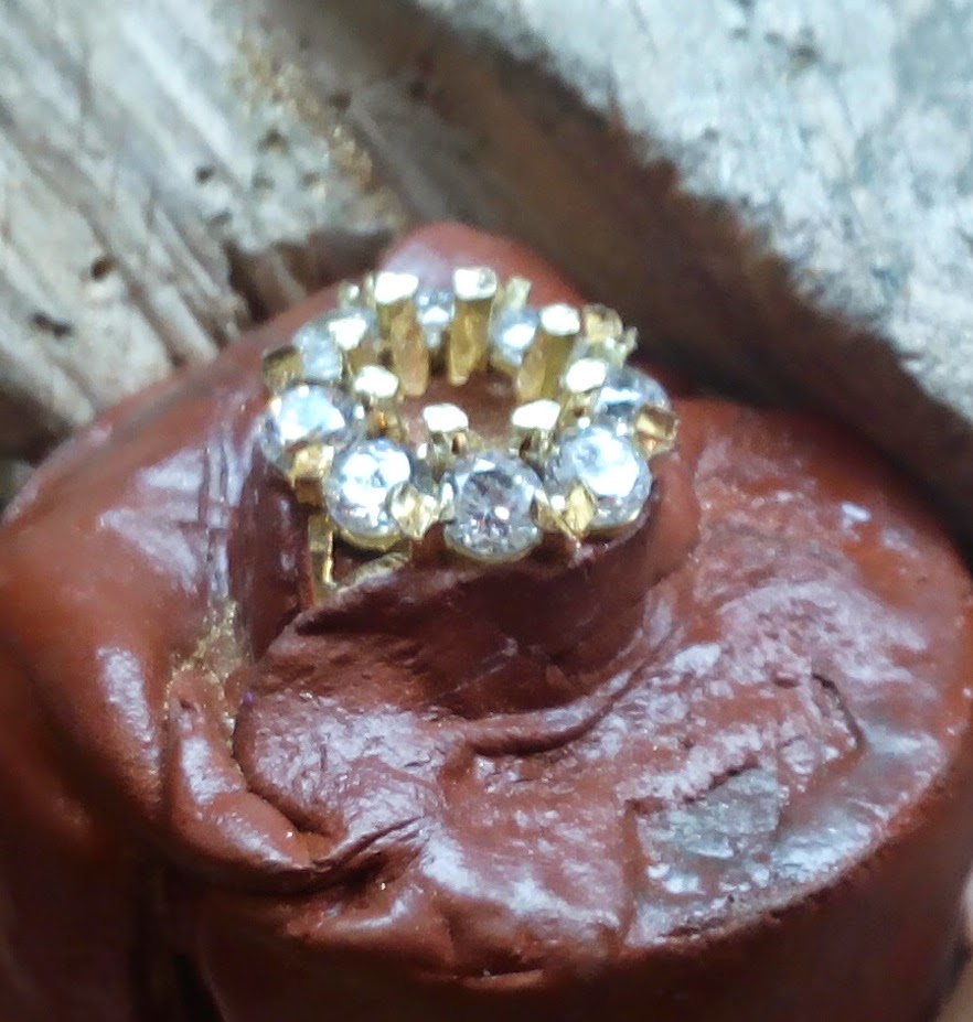 Raquel, dasha y lara: así se escribe la 'carrera' del amor de fernando Fabricación: Sortija de esmeralda y pendientes a juego.