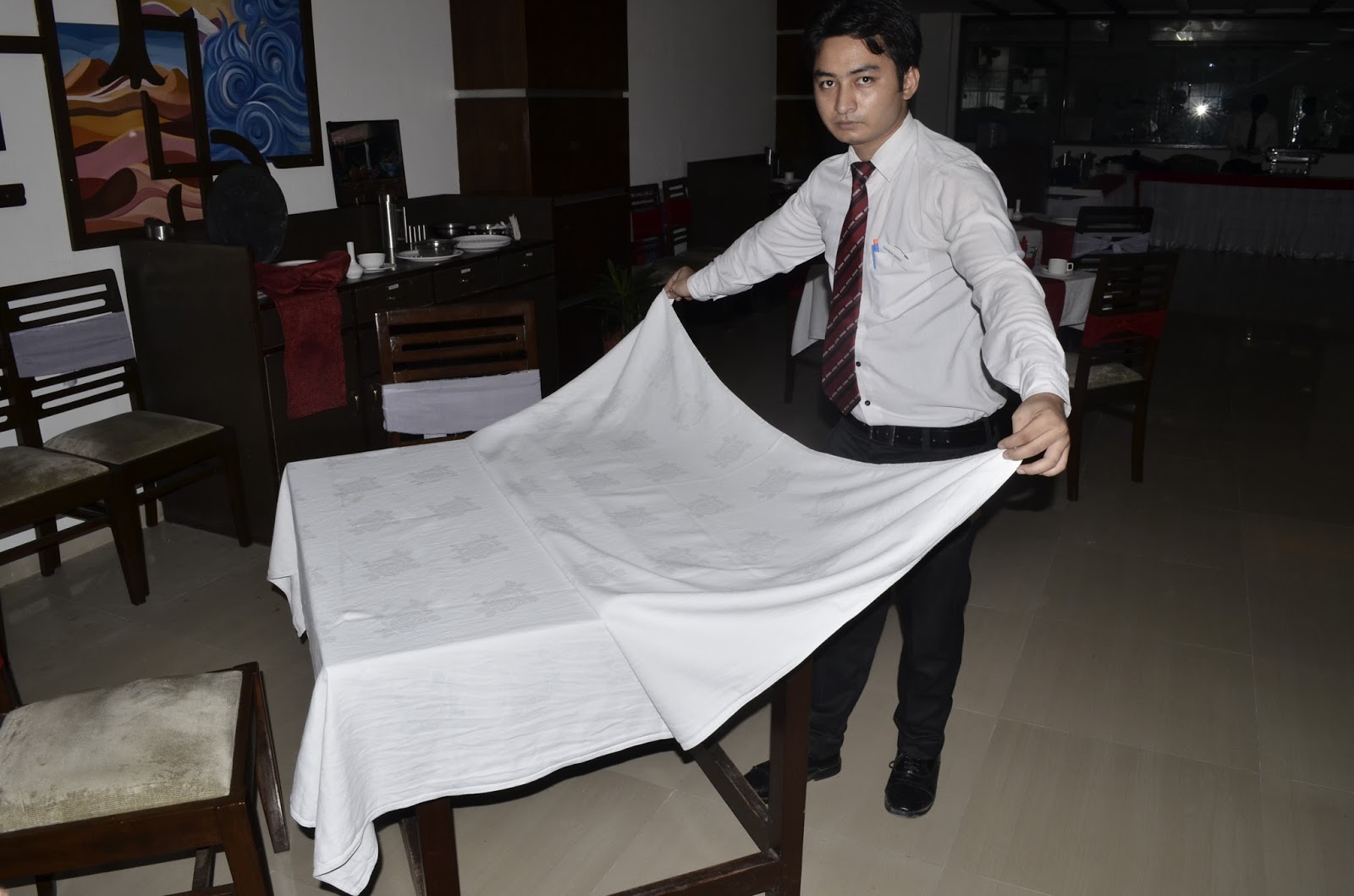 How to lay table cloth