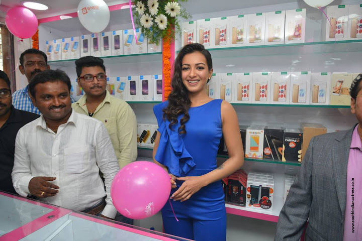 Catherine Tresa launches B New Mobile Store at Eluru