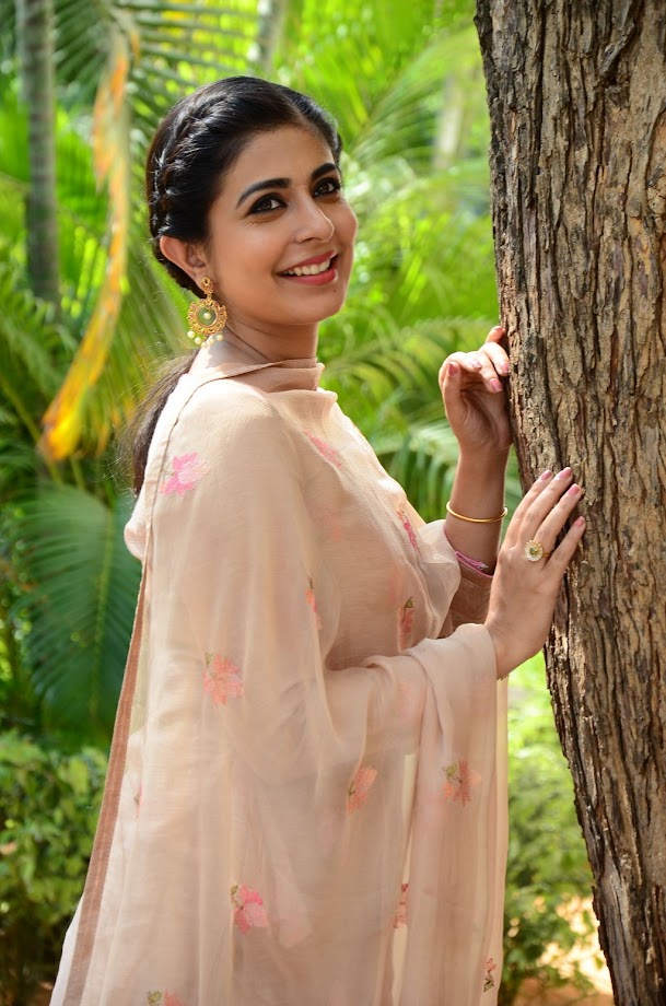 Leona Lishoy at Edureetha Teaser Launch