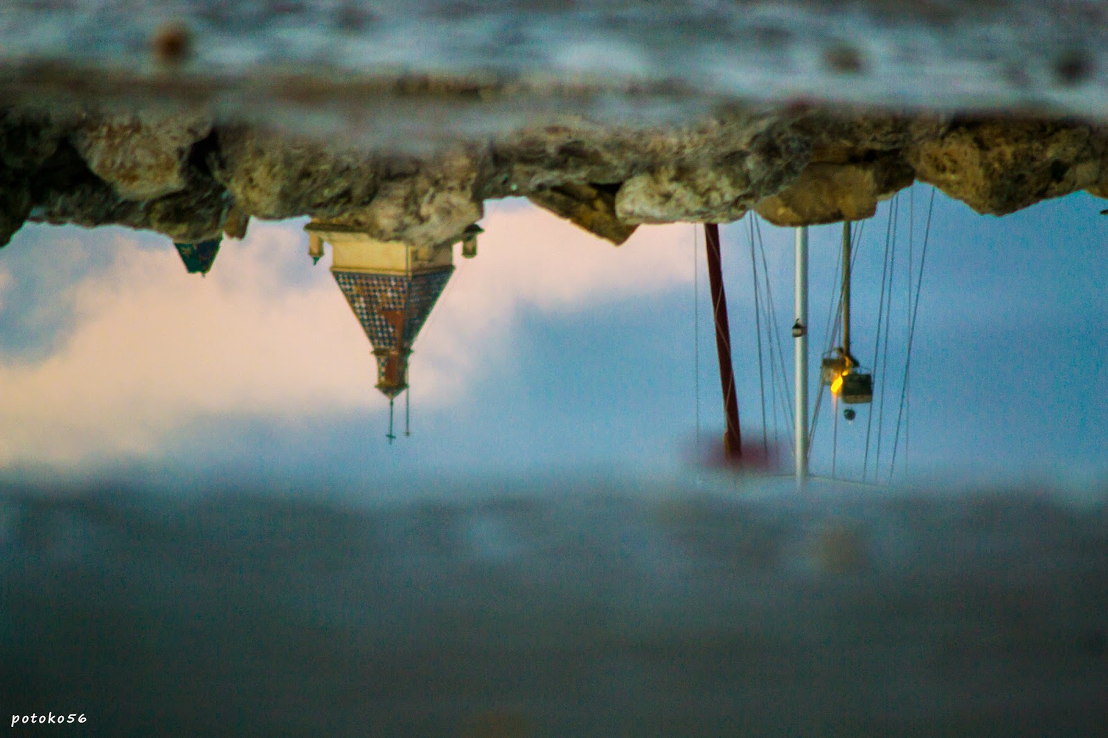reflejos en una charca en la Playa del Chorrillo Rota