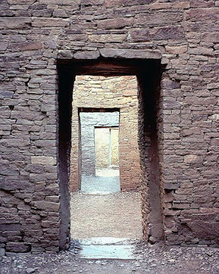 Много странните индианци живели в каньона Чако 480px-Chaco_Canyon_Pueblo_Bonito_doorways_NPS