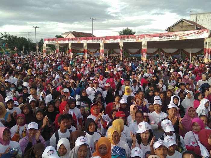 Ribuan Masyarakat Pringsewu Penuhi Lapangan Kuncup Ikuti Jalan Sehat Arinal