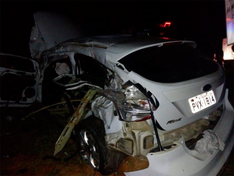 Três morrem e dois ficam feridos em colisão entre carro e carreta na Bahia