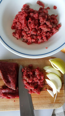 Carpaccio de boeuf au citron; "Bò tái chanh" ;Délicieux carpaccio de boeuf au citron en plus la viande est coupée au couteau.