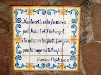 Plafó ceràmic a la dreta de la Font de Les Malaltes, amb un fragment d'un poema de Francesc Pujols que l'hi dedicar el 1904