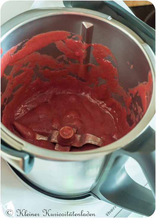 Erdbeer-Rhabarber-Kompott nach dem Kochen und Pürieren