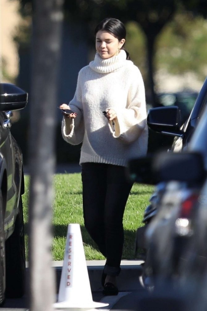 Selena Gomez – Attends Sunday church services in Irvine - Selena Gomez24
