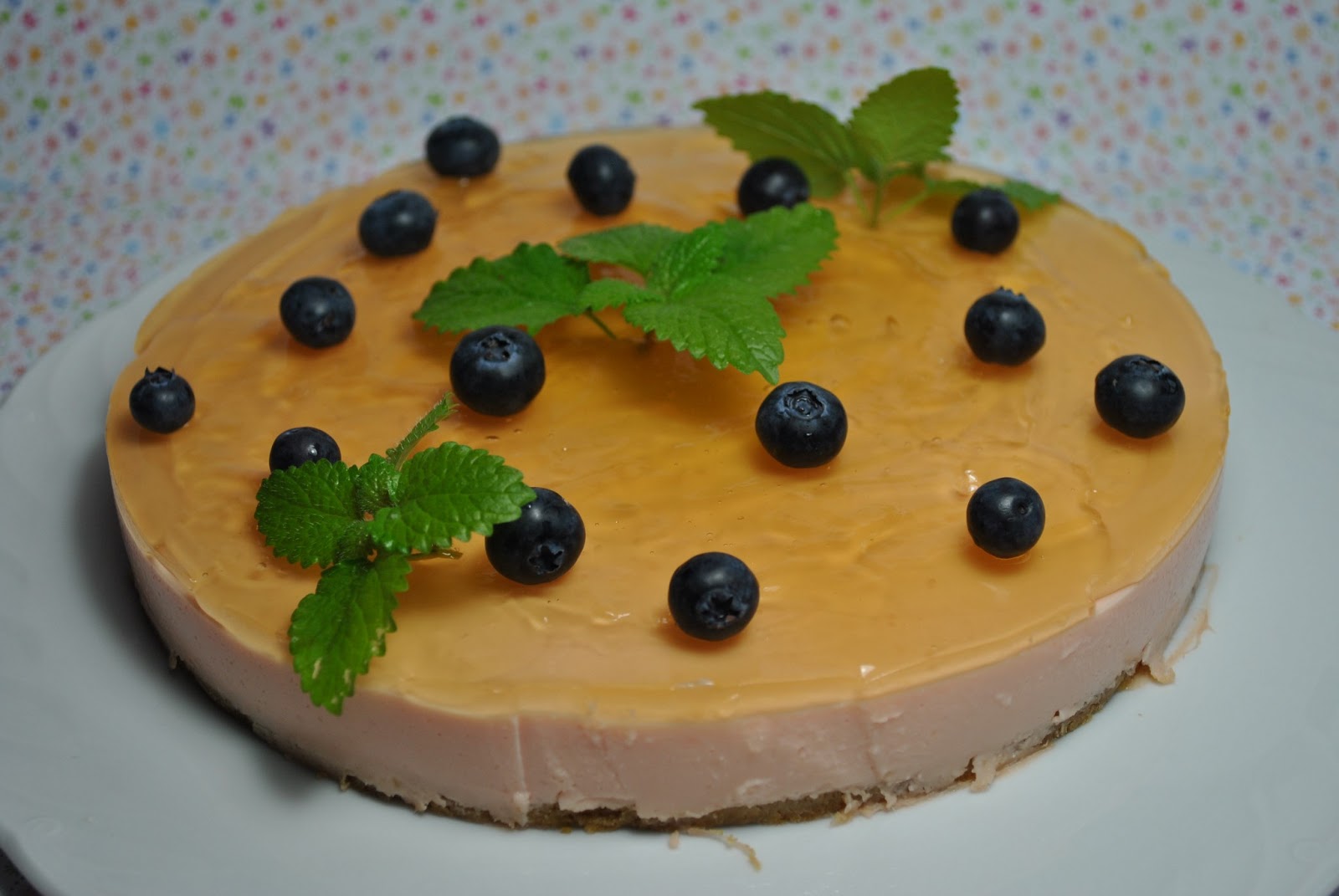 Melonen-Mousse-Torte mit Fruchtsaft-Spiegel