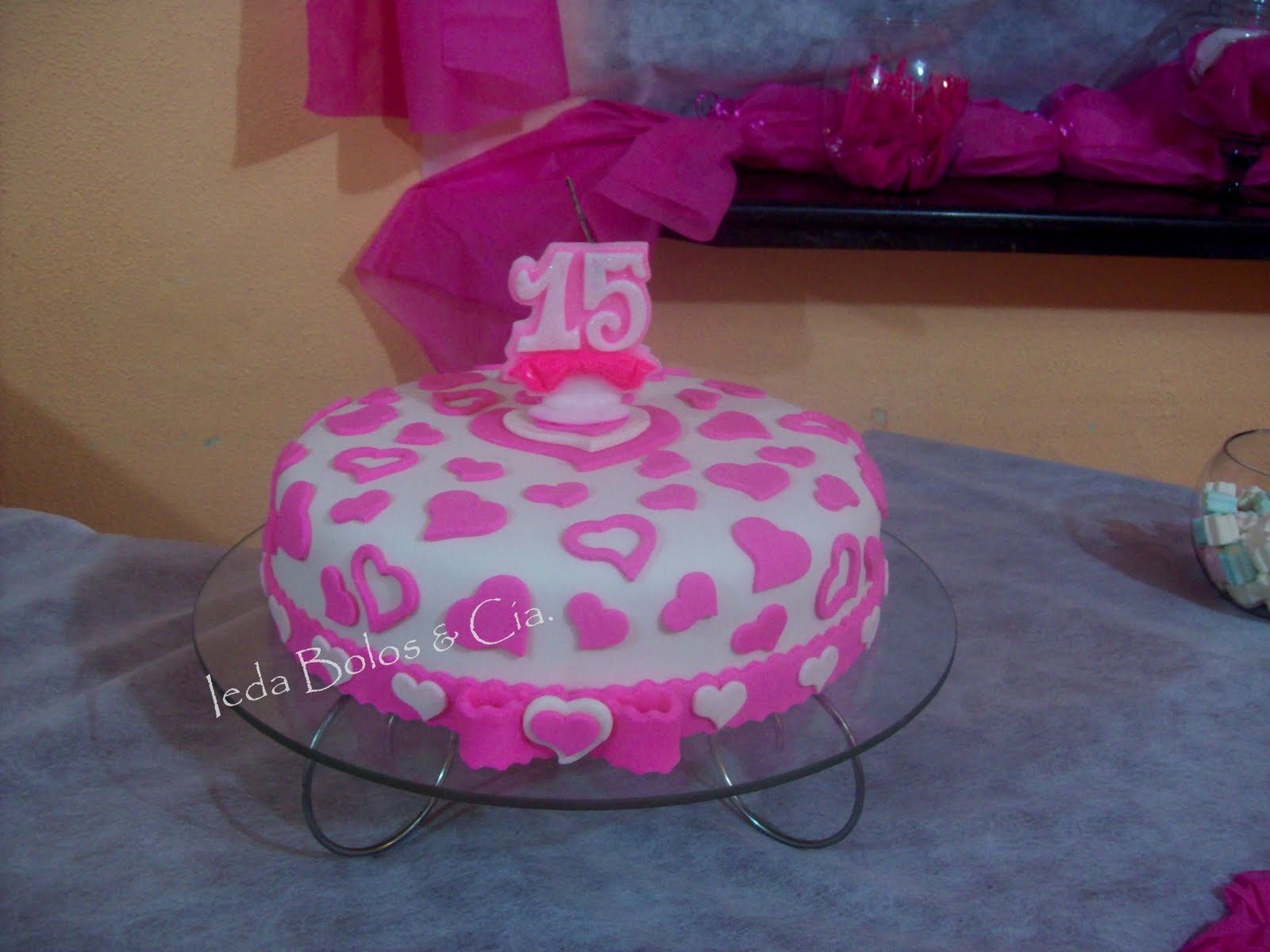 Bolos e Cia. Bolo com pasta americana