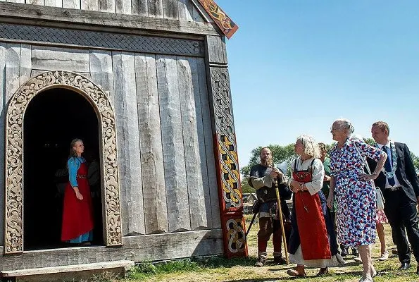 Queen Margrethe visited Ribe Viking Center. Princess Benedikte made a special visit to Jacob A. Riis Museum. Summer dress