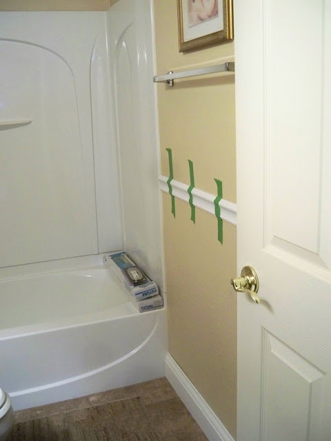 Installer une moulure de plinthe large sur une plinthe