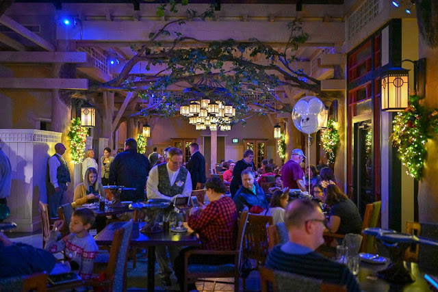 Restaurante Artist Point no Porções do Storybook Dining: Refeição com a Branca de Neve e anões na Disney Orlando Restaurante Artist Point no Porções do Storybook Dining: Refeição com a Branca de Neve e anões na Disney Orlando