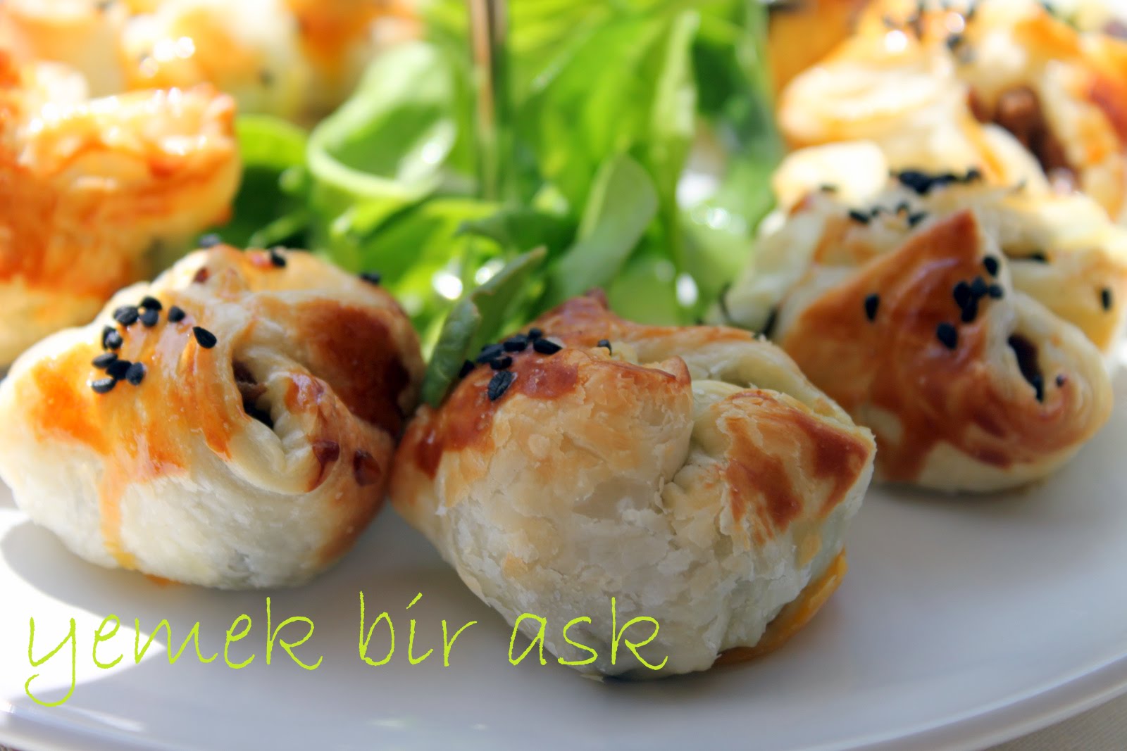 yemek bir aşk kıymalı ıspanaklı milföy mantıları (börek)