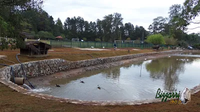 Restauração do lago em Cotia-SP com o muro de pedra rachão em volta do lago, onde vamos executar o caminho de pedra com o piso com concreto desempenado.