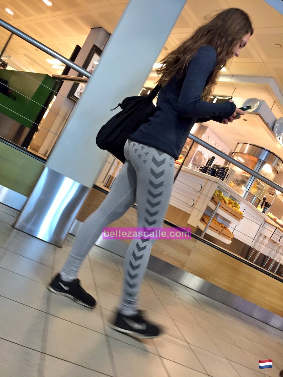 Mujeres lindas captadas en mallas ajustadas | Mujeres bellas en la calle