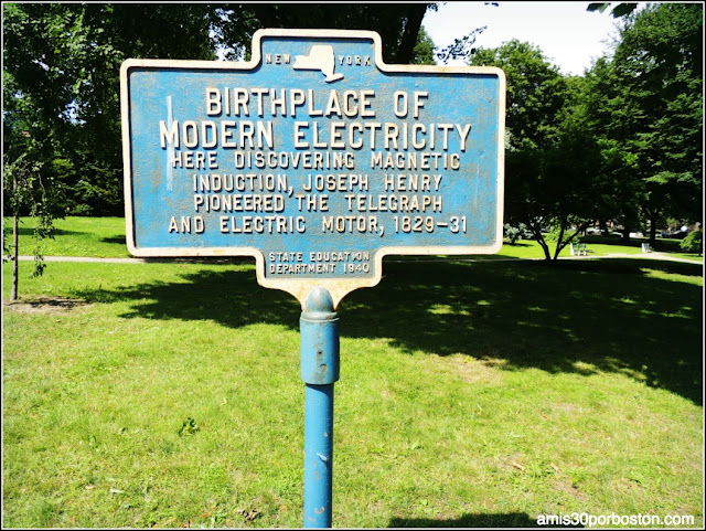 Placa sobre los Descubrimientos de Joseph Henry frente al Old Albany Academy Building Placa sobre los Descubrimientos de Joseph Henry frente al Old Albany Academy Building