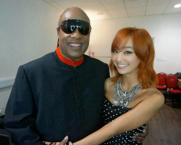 Hyorin takes a photo with Stevie Wonder to commemorate their performance |  Daily K Pop News