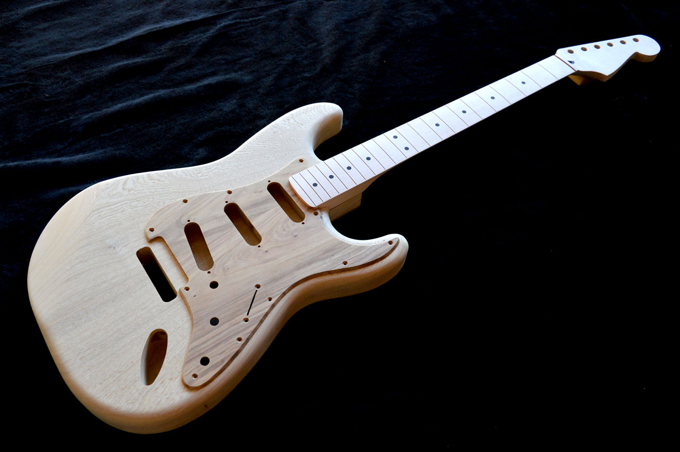 Escudo de stratocaster em Madeira Cabreúva Kaiser Guitars Corpos