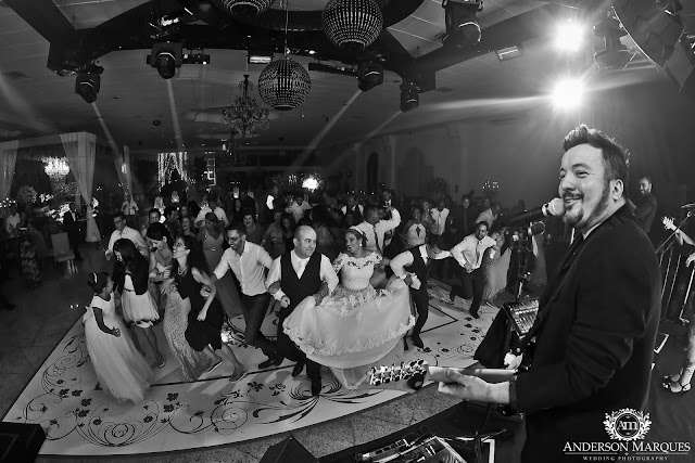 casamento clássico, casamento elegante, casamento chique, casamento real, decoração branca, tapete de espelho, passarela espelhada, casamento, cerimonia de casamento, anderson marques, dunia city hall, casarei em brasilia, casamento em brasilia, festa de casamento, lustres, noivos dançando