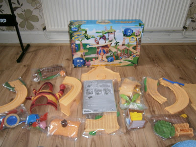 whats in the box of the large jungle junction playset from flair all the contents