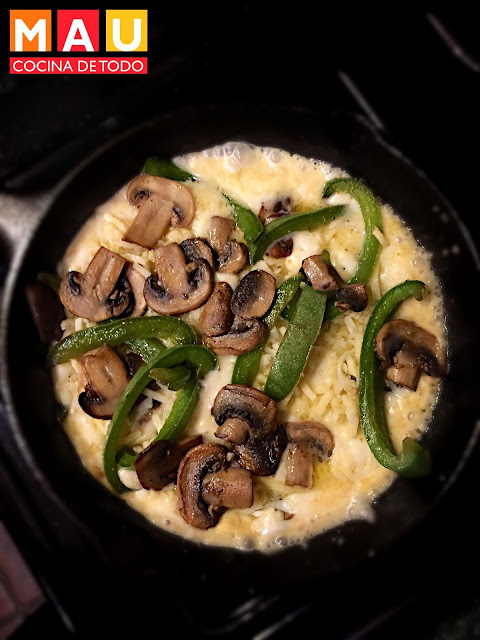 queso flameado fundido con chorizo champiñones rajas pimientos chile morron carne asada botana