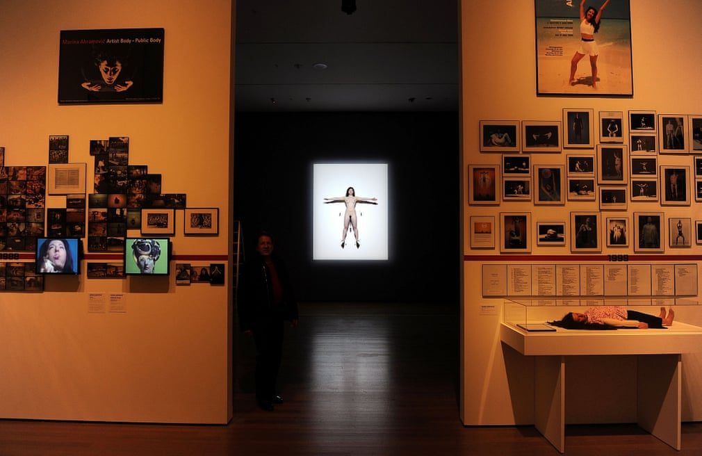 Абрамович выставка. Абрамович выставка. Перфоманс художницы марины абрамович. Абрамович выставка. Абрамович выставка.