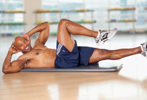 5 Exercícios abdominais para homens treinarem em casa
