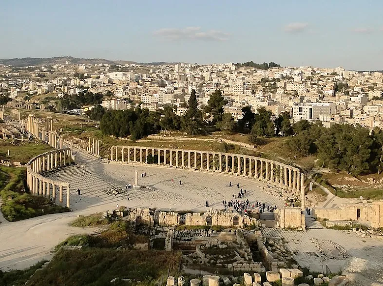 The Oval Forum of Jerash (sekitar abad ke-1 M), yang saat itu anggota liga Romawi sepuluh kota, Dekapolis. Tujuh dari sepuluh kota Dekapolis hadir di Yordania modern.
