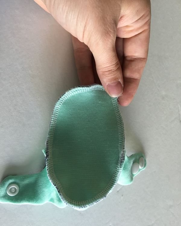 This photo and video tutorial teaches you how to sew baby booties, the best baby booties that don't all off your infant's feet!