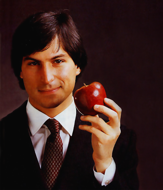 Стив Джобс держит в руке яблоко