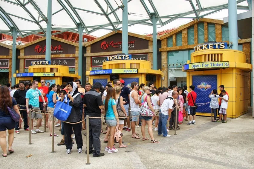 Exquisite Singaporeans Queue Up To Buy Gold As Prices Plunge Picture Illustration