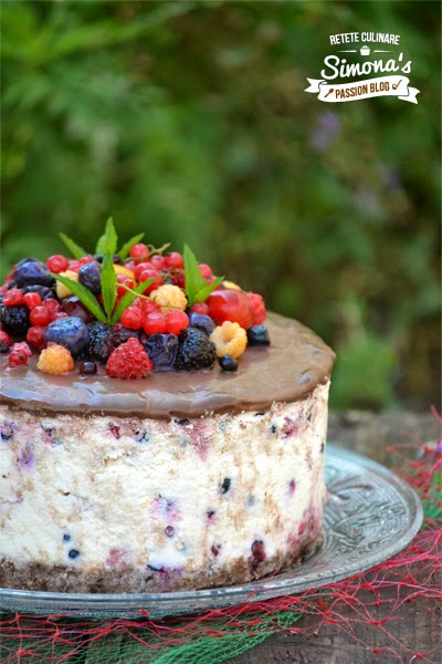 Tort cu crema de branza si fructe de padure