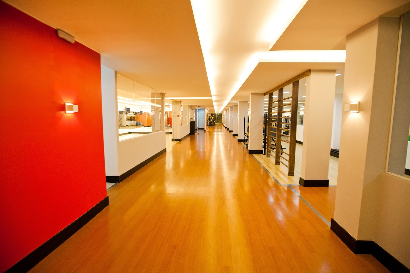 Centro De Saúde N 3 Guará Ii MARCOS DOURADO Arquitetura & Interiores: Academia Corpo e Saúde - Guará II