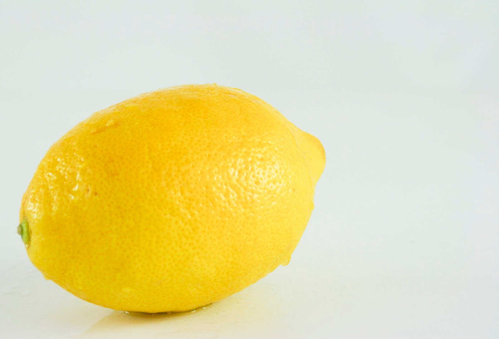 лимон на весах. лимон вес 1 шт. вес одного лимона. лимон вес 1 шт среднее. лимон на весах.