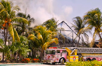 Arde TACUN ZH: se incendia Restaurante y dos palapas en “Marina del Rey” de Cancún