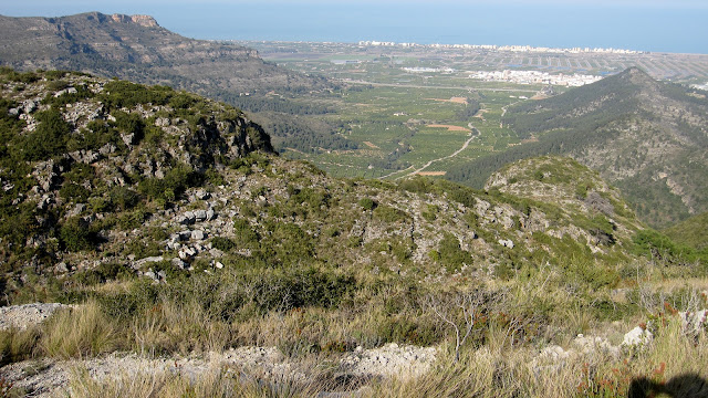 Vistes a la Rondonera, envoltada del Penyal de Ferragut (esquerra) i la Barcella (dreta)