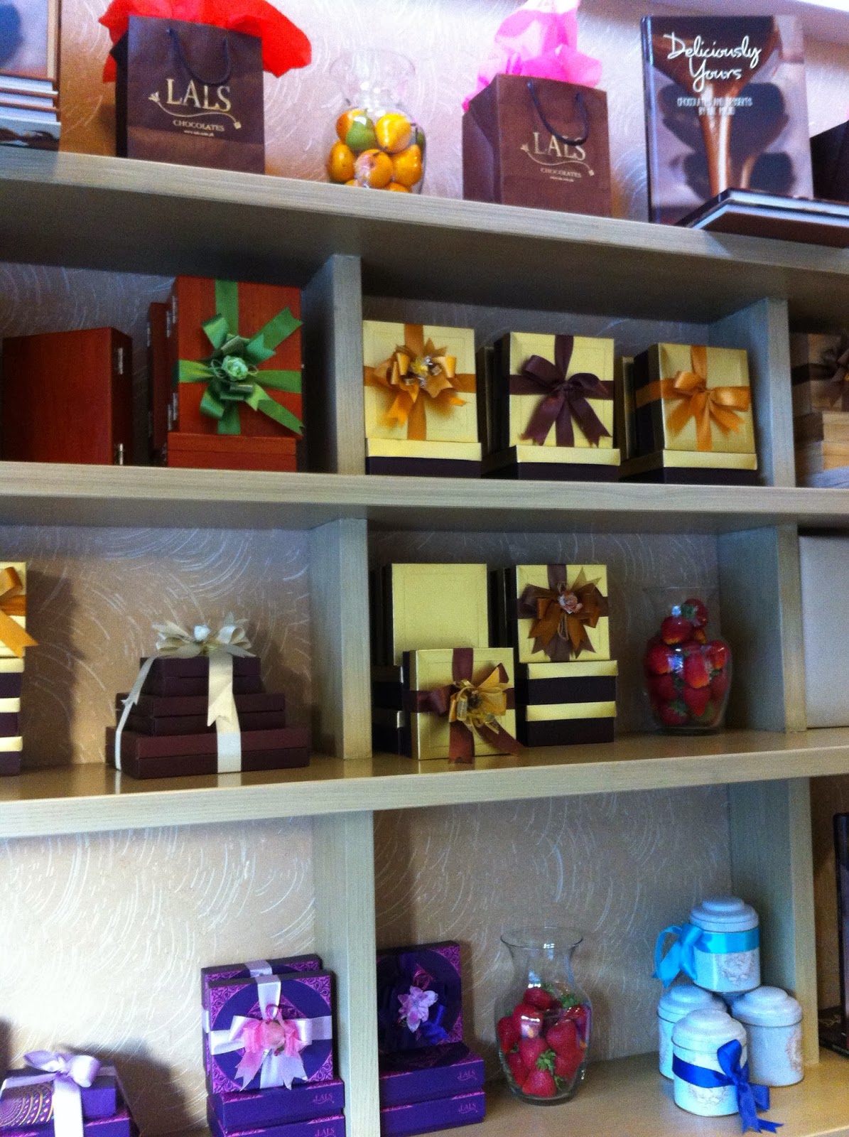 Gifts To Bring To Dinner Party : Best Hostess Gifts That Actually Feel