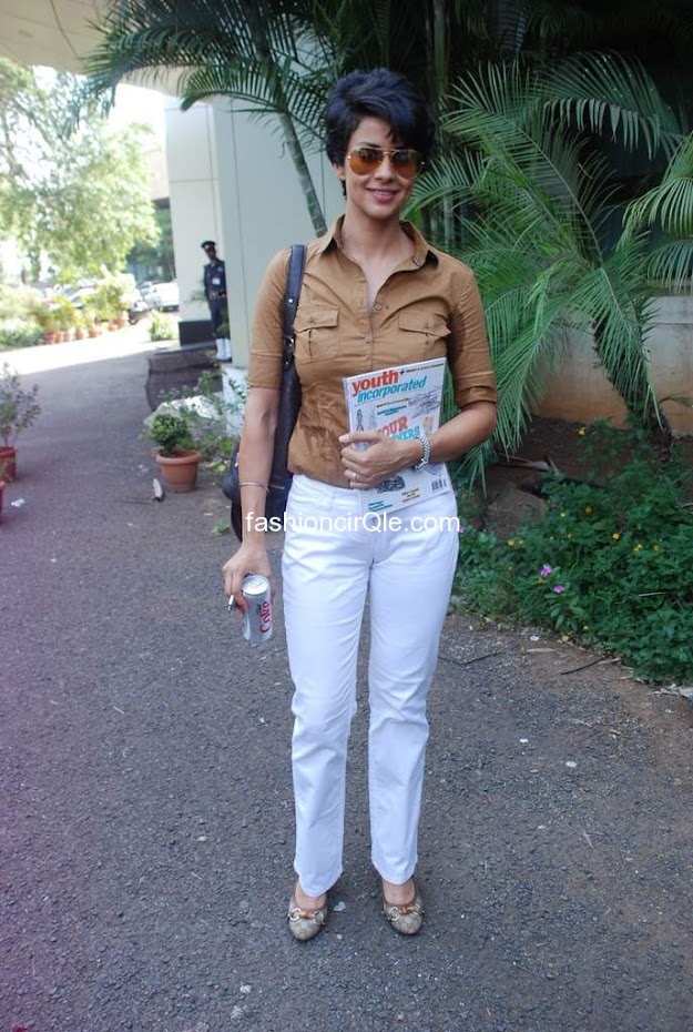 Gul panang is always a style leader. Here she wears in fashion white pants and a brown buttoned shirt -  Gul Panag looks desirable at Inspiration 2012 of Whistling Woods