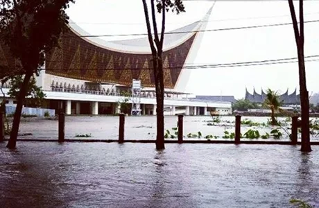 Padang Banjir, Gubernur Irwan: Mari Kita Berdoa, Semoga Rahmat Hujan Ini Tetap Akan Menjadi Berkah Untuk Kita Semua