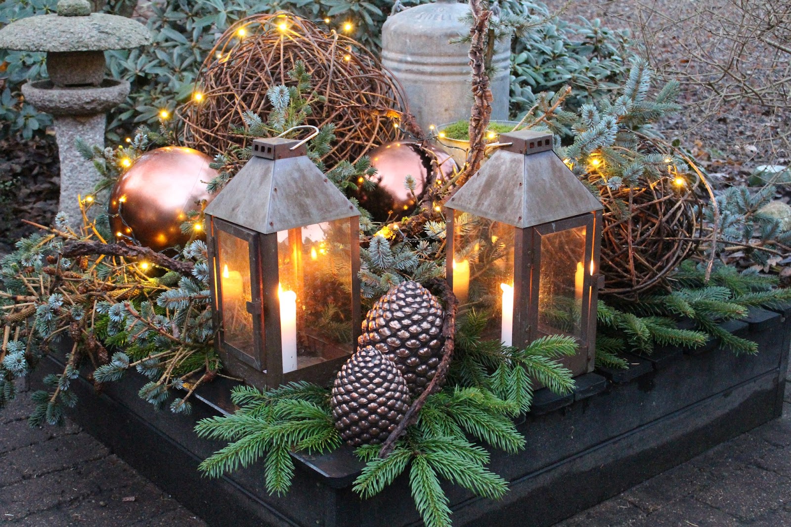 Fru pedersens have: juledekoration på sandkassen.